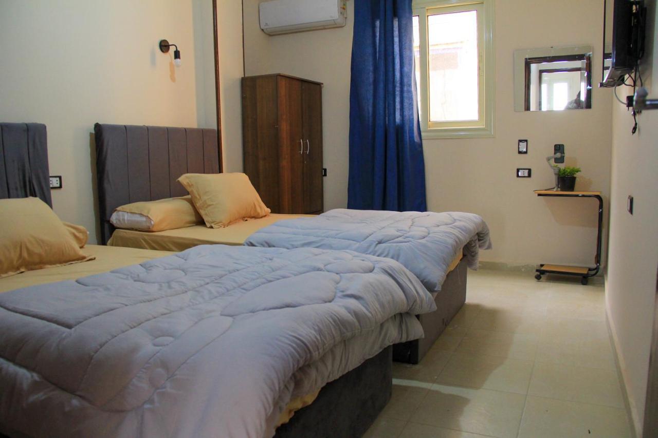 Pyramids Road Guest House Cozy Rooms And Rooftop Breakfast With The Pyramids View Nazlet el-Sisi Ngoại thất bức ảnh