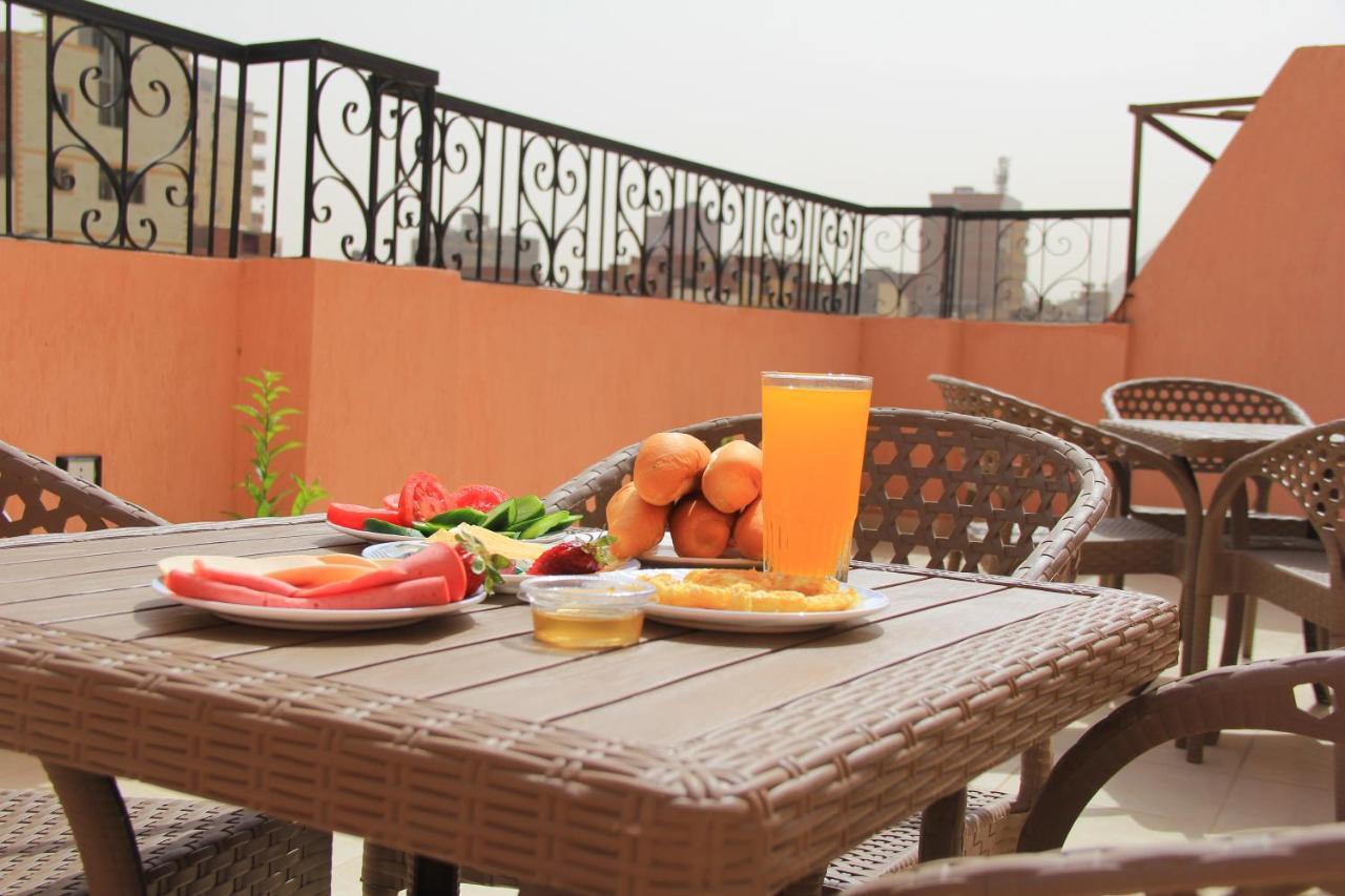 Pyramids Road Guest House Cozy Rooms And Rooftop Breakfast With The Pyramids View Nazlet el-Sisi Ngoại thất bức ảnh