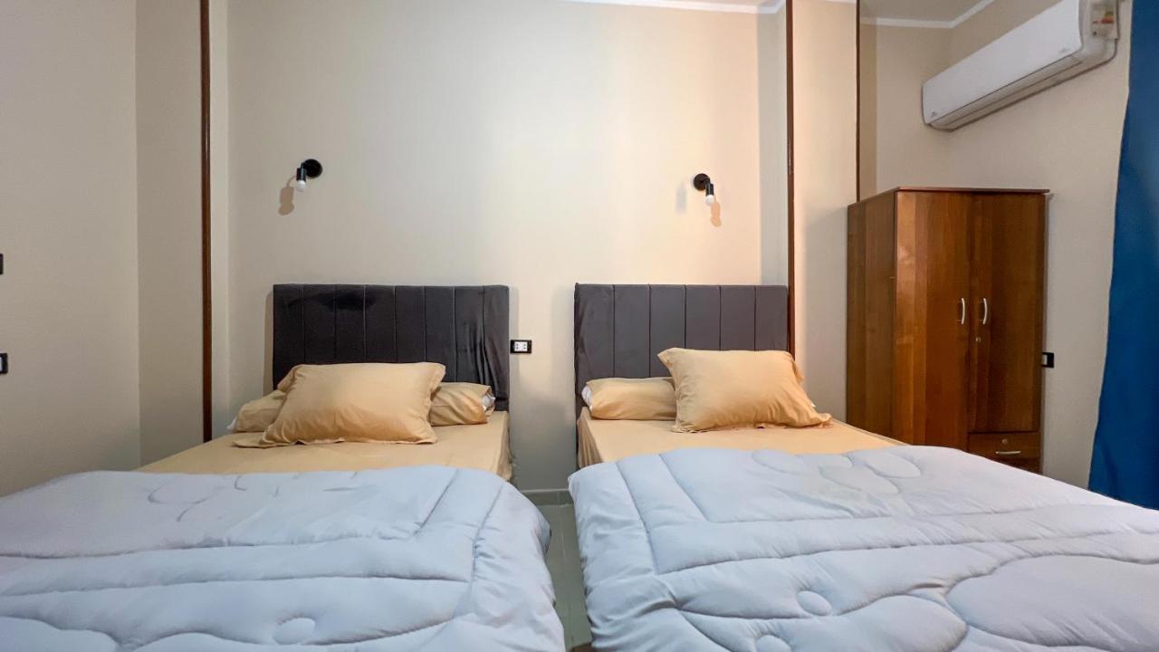 Pyramids Road Guest House Cozy Rooms And Rooftop Breakfast With The Pyramids View Nazlet el-Sisi Ngoại thất bức ảnh