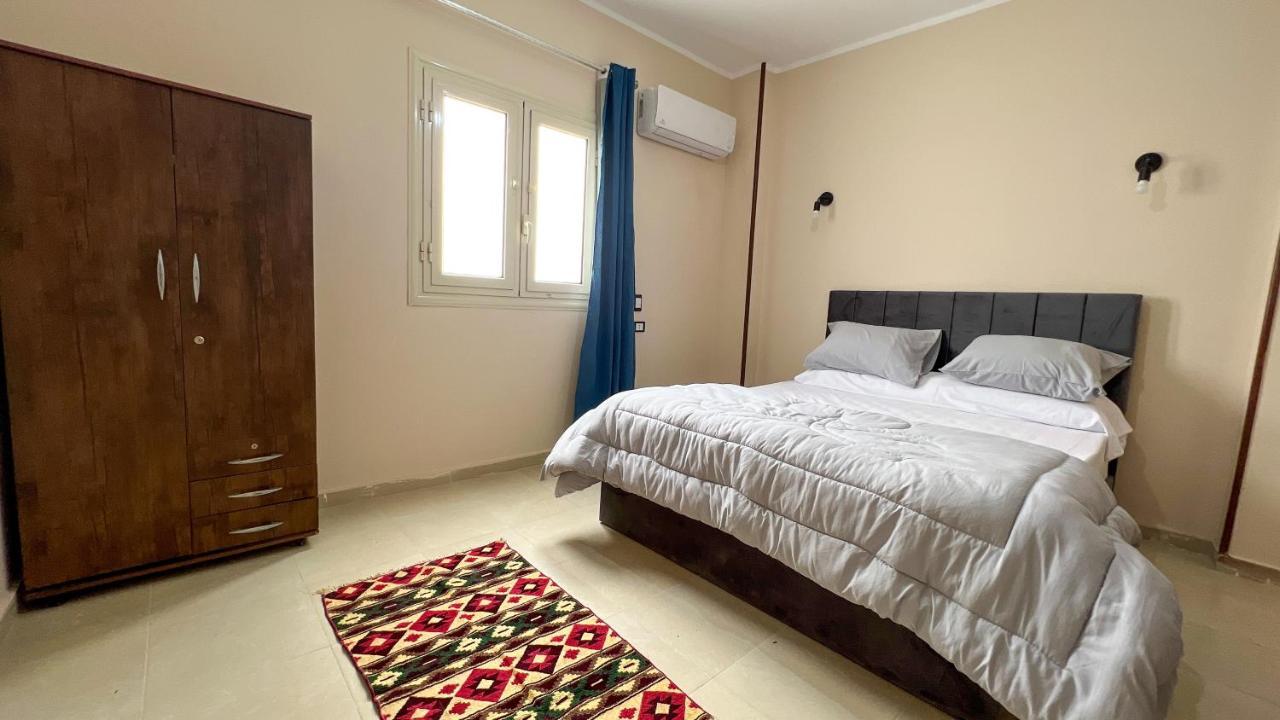Pyramids Road Guest House Cozy Rooms And Rooftop Breakfast With The Pyramids View Nazlet el-Sisi Ngoại thất bức ảnh
