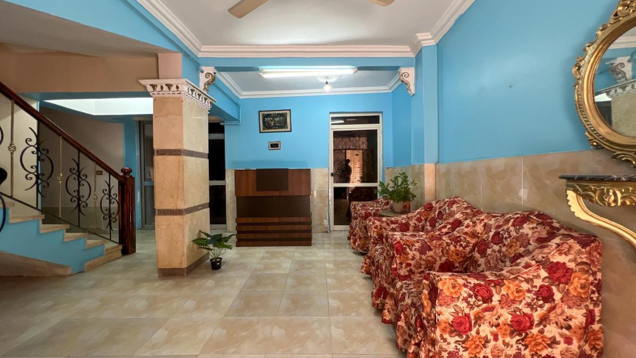 Pyramids Road Guest House Cozy Rooms And Rooftop Breakfast With The Pyramids View Nazlet el-Sisi Ngoại thất bức ảnh