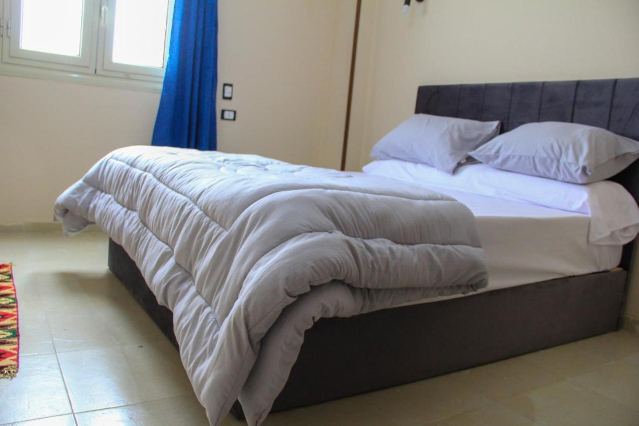Pyramids Road Guest House Cozy Rooms And Rooftop Breakfast With The Pyramids View Nazlet el-Sisi Ngoại thất bức ảnh