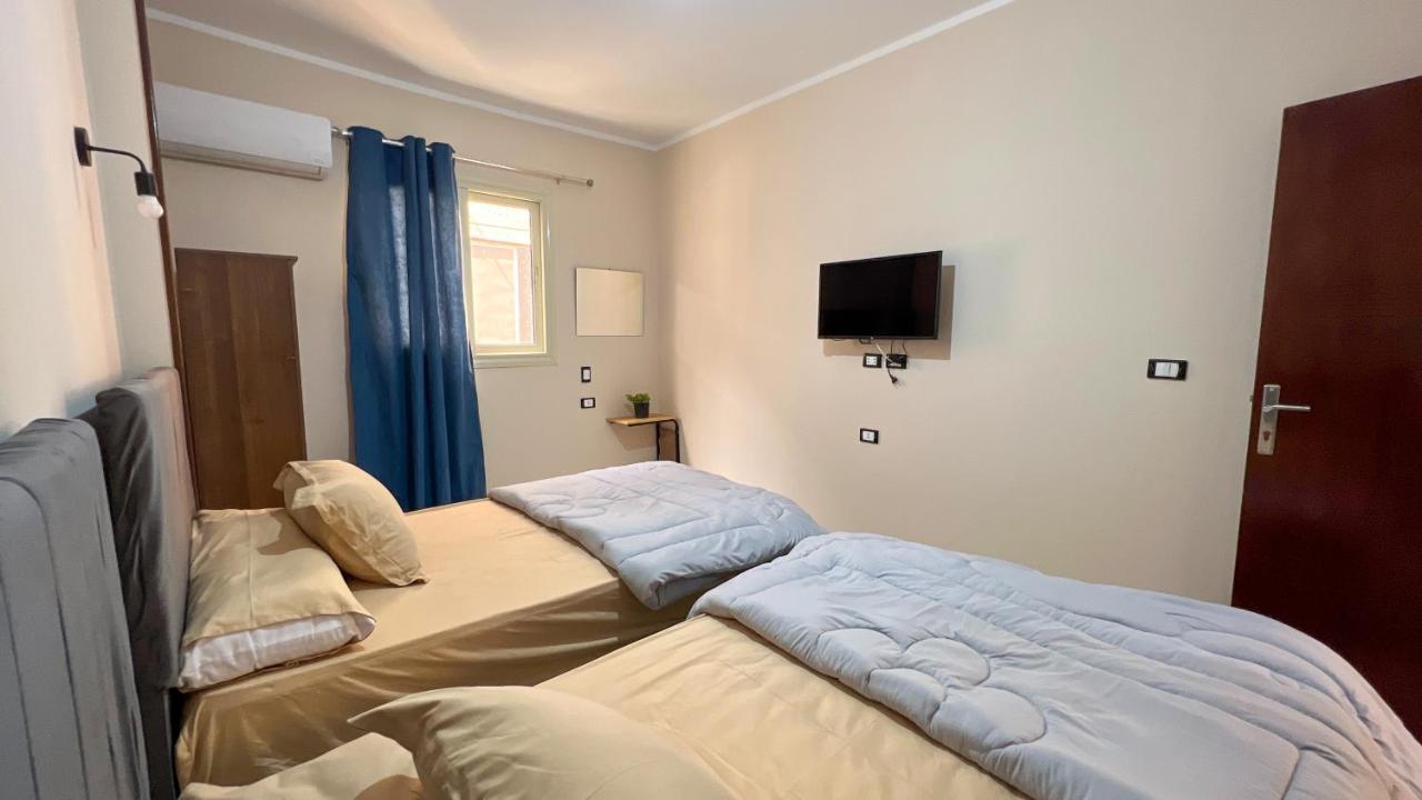 Pyramids Road Guest House Cozy Rooms And Rooftop Breakfast With The Pyramids View Nazlet el-Sisi Ngoại thất bức ảnh