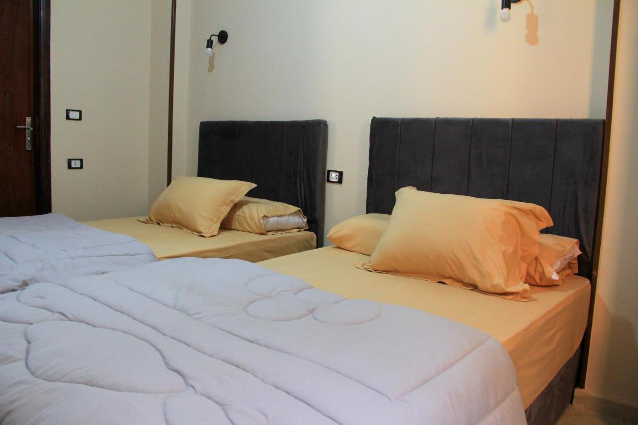Pyramids Road Guest House Cozy Rooms And Rooftop Breakfast With The Pyramids View Nazlet el-Sisi Ngoại thất bức ảnh