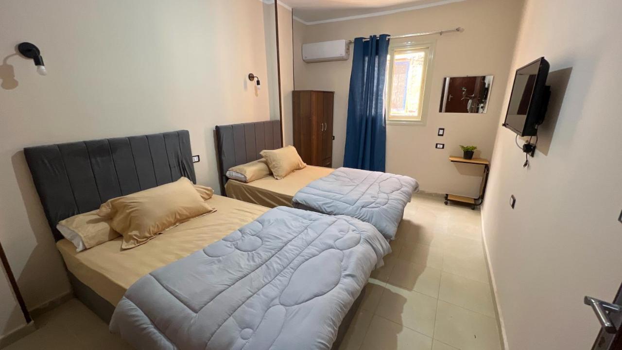 Pyramids Road Guest House Cozy Rooms And Rooftop Breakfast With The Pyramids View Nazlet el-Sisi Ngoại thất bức ảnh