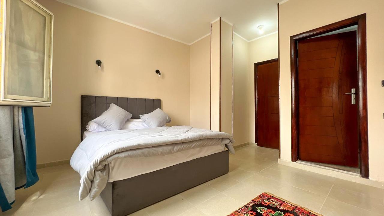 Pyramids Road Guest House Cozy Rooms And Rooftop Breakfast With The Pyramids View Nazlet el-Sisi Ngoại thất bức ảnh