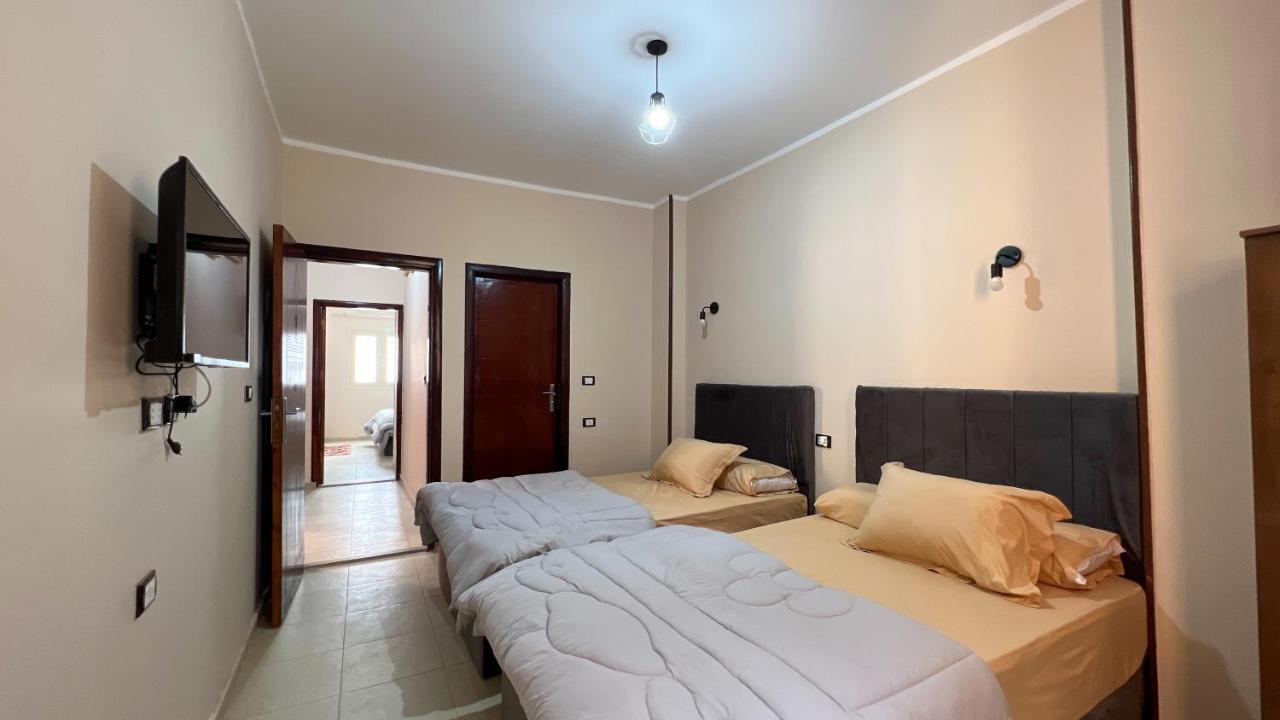 Pyramids Road Guest House Cozy Rooms And Rooftop Breakfast With The Pyramids View Nazlet el-Sisi Ngoại thất bức ảnh