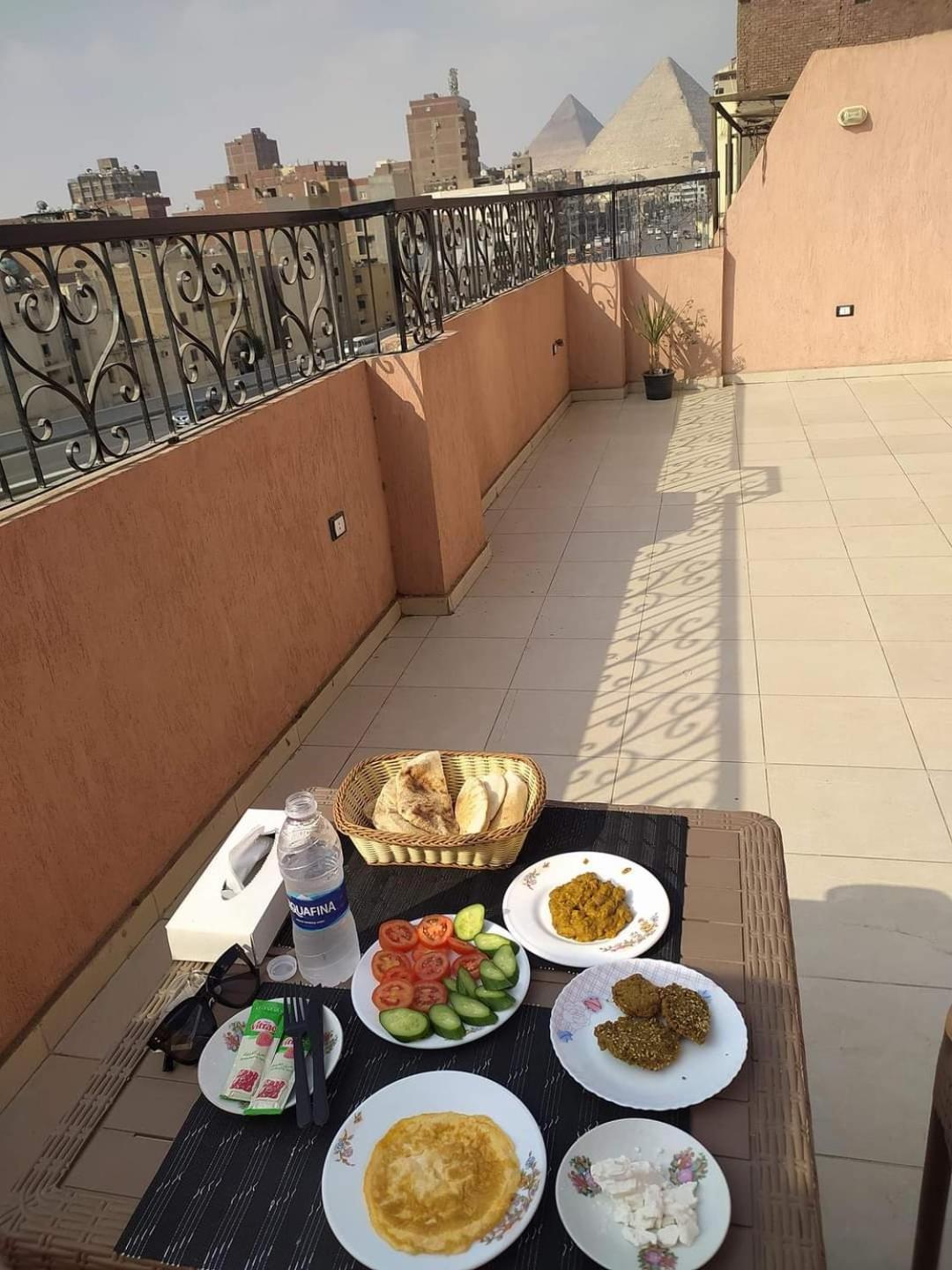 Pyramids Road Guest House Cozy Rooms And Rooftop Breakfast With The Pyramids View Nazlet el-Sisi Ngoại thất bức ảnh