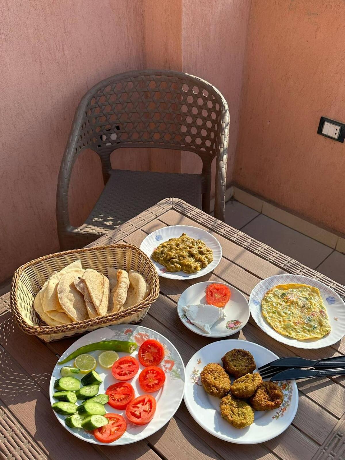 Pyramids Road Guest House Cozy Rooms And Rooftop Breakfast With The Pyramids View Nazlet el-Sisi Ngoại thất bức ảnh