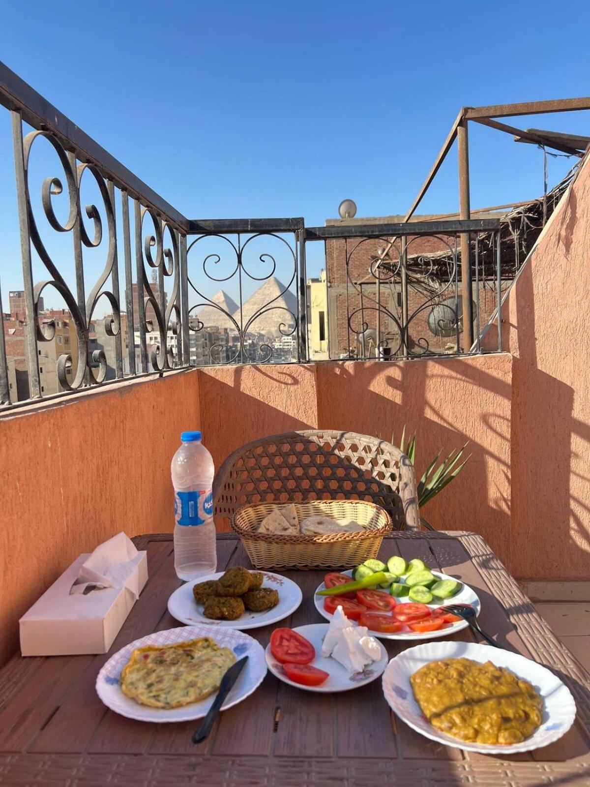 Pyramids Road Guest House Cozy Rooms And Rooftop Breakfast With The Pyramids View Nazlet el-Sisi Ngoại thất bức ảnh