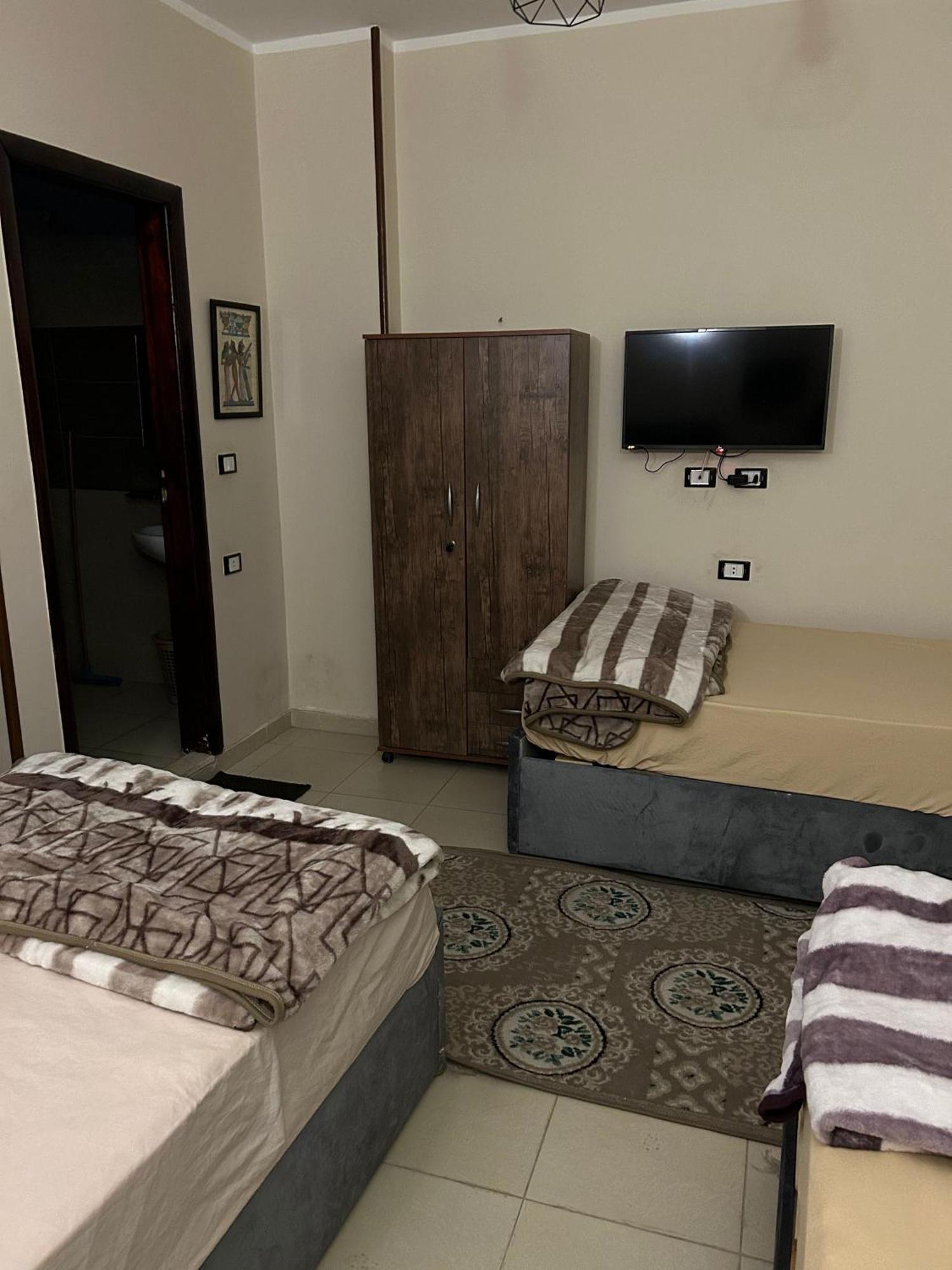 Pyramids Road Guest House Cozy Rooms And Rooftop Breakfast With The Pyramids View Nazlet el-Sisi Ngoại thất bức ảnh