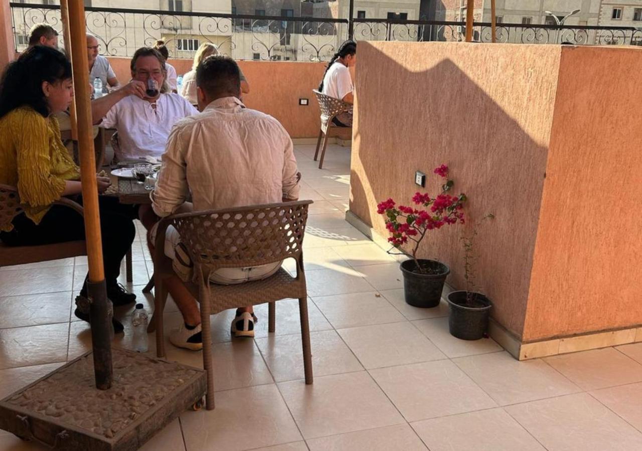 Pyramids Road Guest House Cozy Rooms And Rooftop Breakfast With The Pyramids View Nazlet el-Sisi Ngoại thất bức ảnh